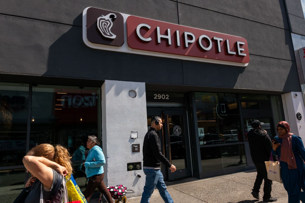Chipotle expects modestly higher sales this year as drive-thru ‘Chipotlanes’ come to more stores — Chicago Dining news