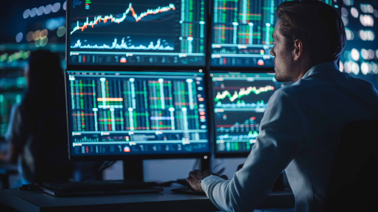 It’s been a painful month for hedge funds. To turn it around, they are shorting U.S. stocks. — MarketWatch, Chicago Arts news